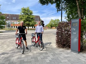 Über den Start der StadtRad-Station in Reppenstedt freuen sich Bürgermeister Christian Purps (l.) und Gemeindedirektor Steffen Gärtner.  